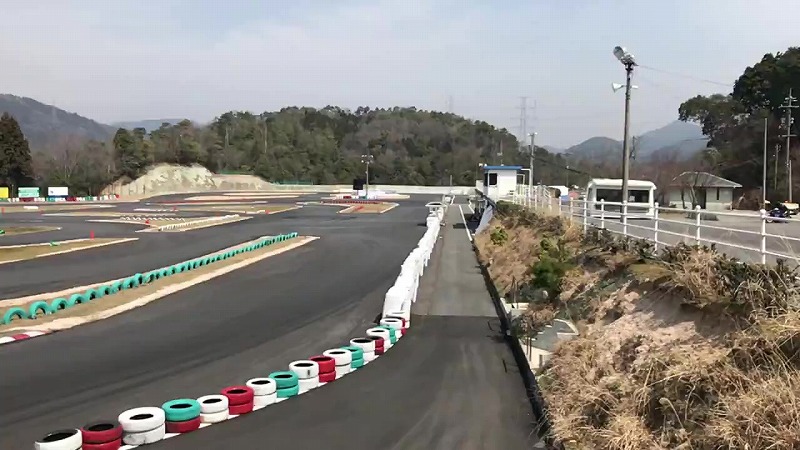 駐車場の上から見た写真