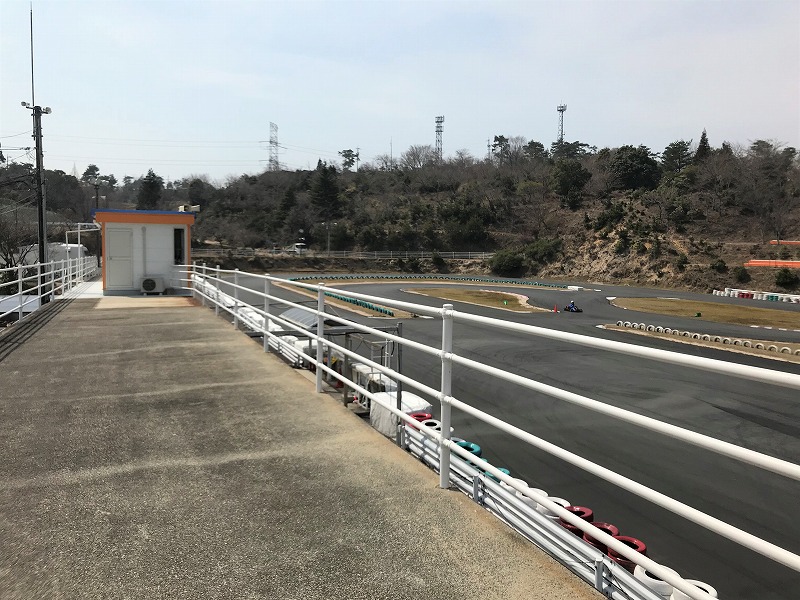 パドックの屋根の上