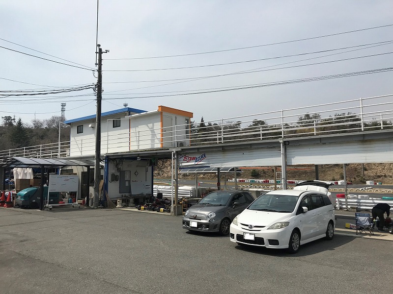 パドックの左側