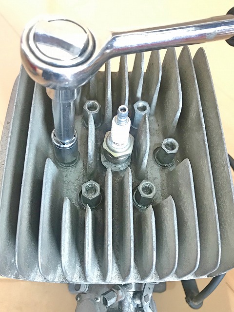 KT100のヘッドボルトを緩める