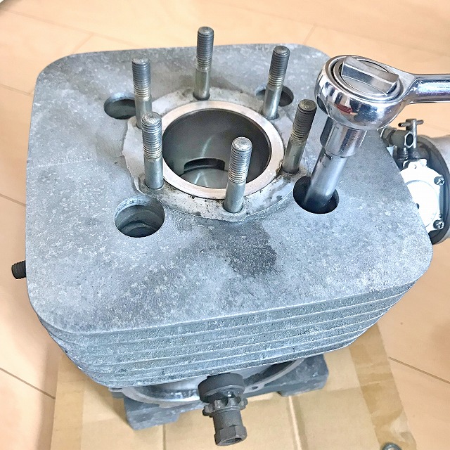 KT100のシリンダーを外す