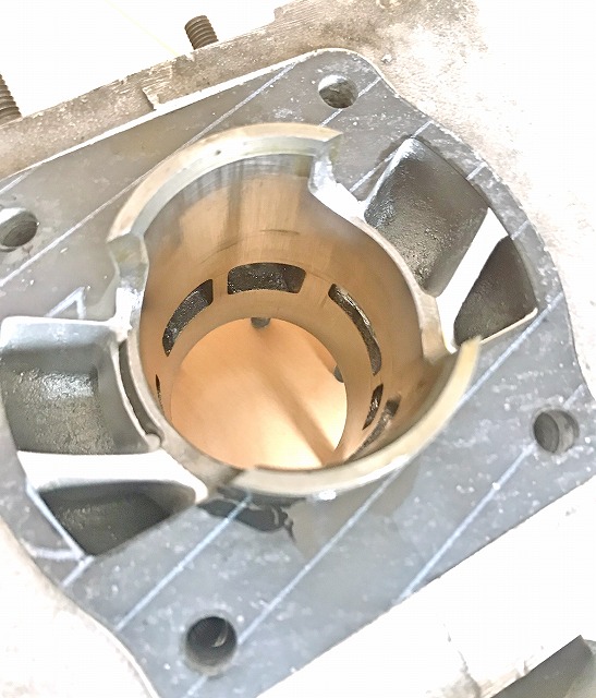 シリンダーの下側からの内部