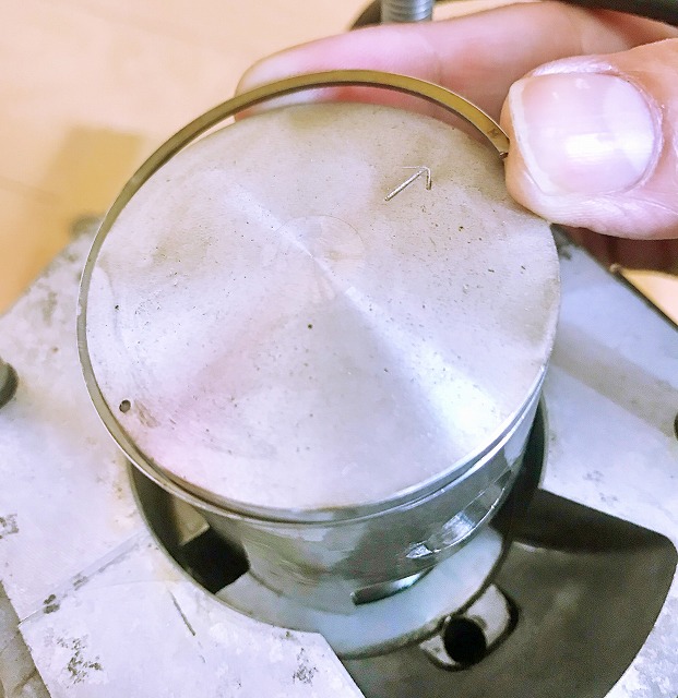 KT100のピストンリングを外す