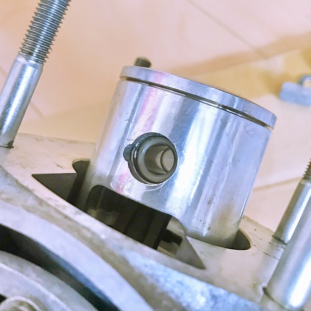 KT100のピストンピンの取り外し