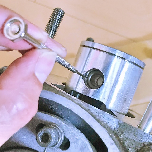 固定のリングにドライバーを差し込む