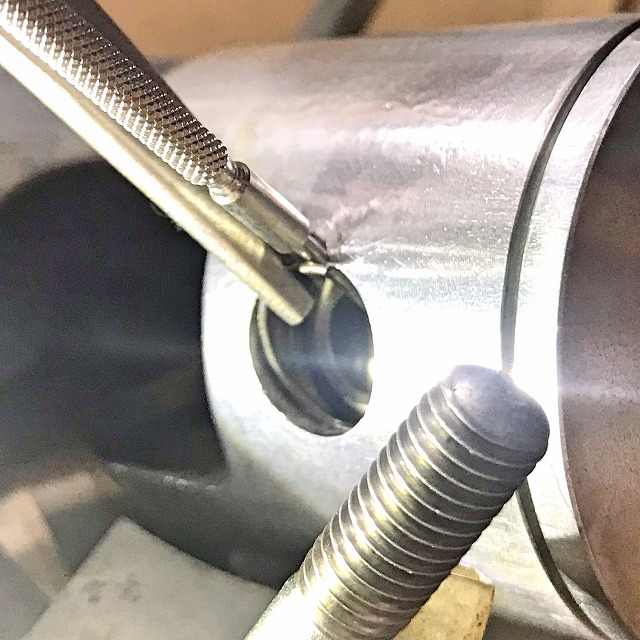 ペンチでピンを掴み取り出す