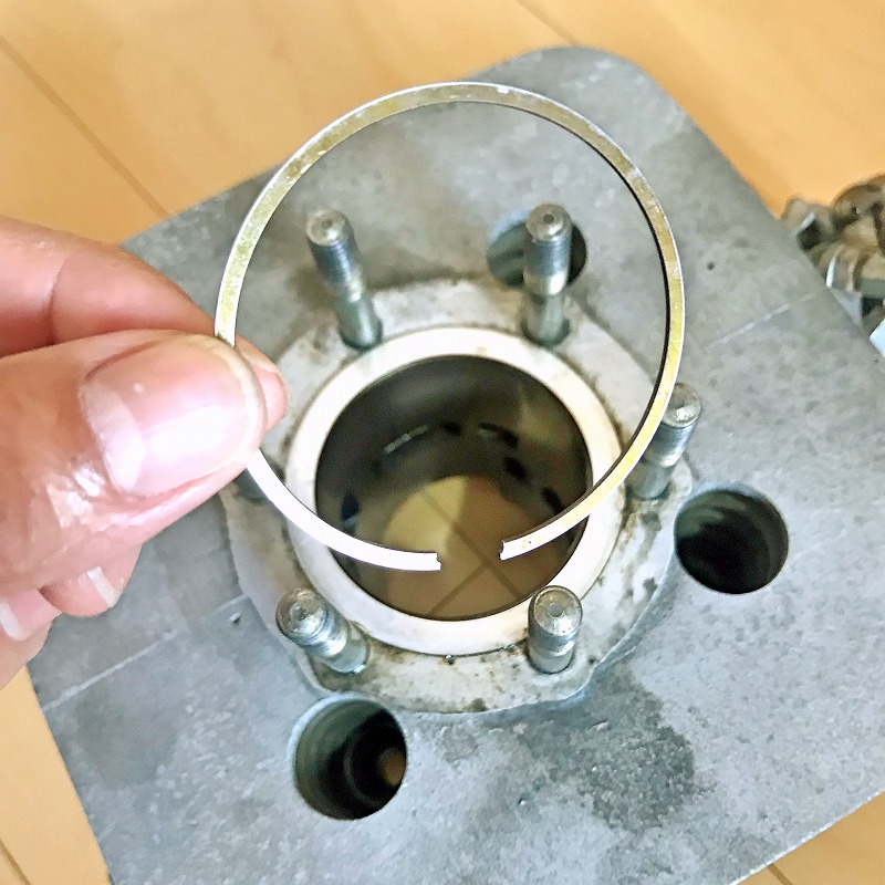 ピストンリングとシリンダー