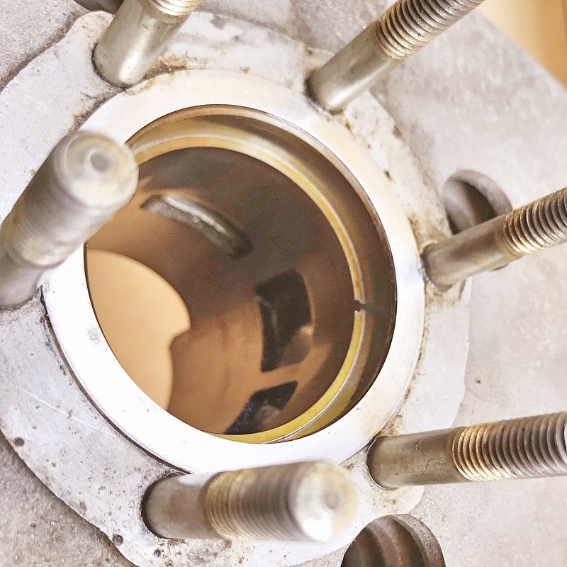 シリンダーに挿入したピストンリング