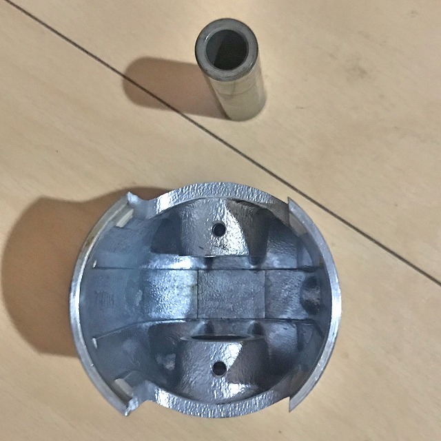 KT100エンジンのピストンの裏側