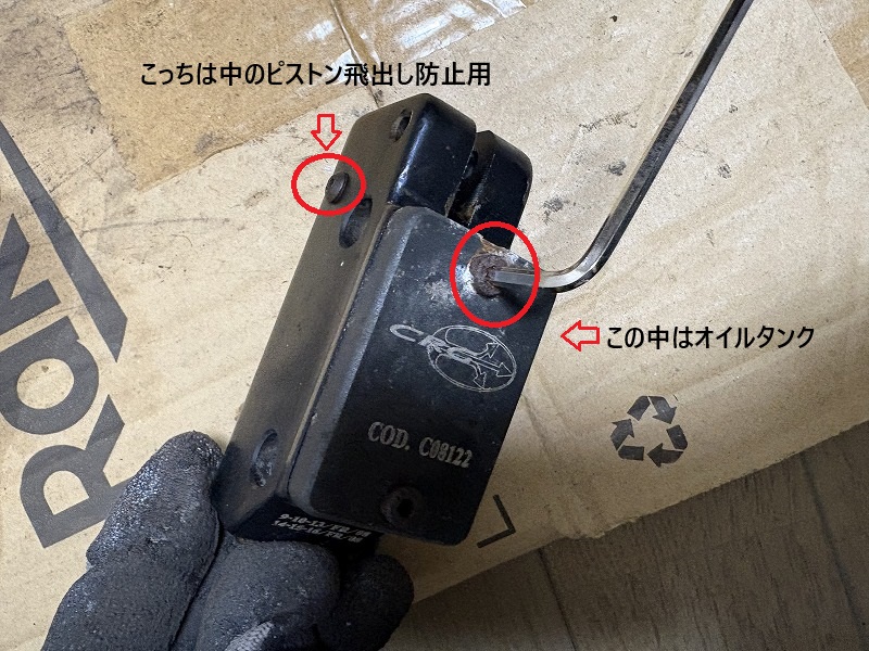 タンクのフタを外す