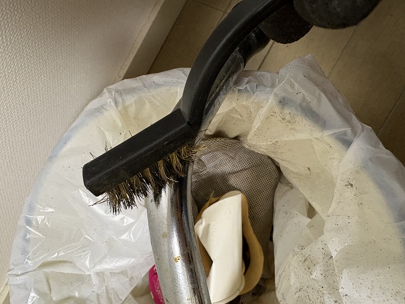 ワイヤーブラシで磨く