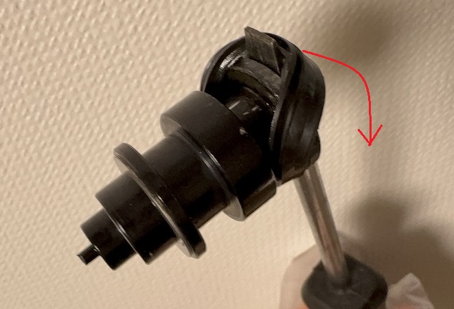 ドライバーでシールを外す