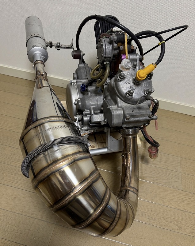 チャンバーをエンジンに固定