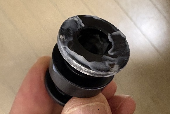 ピストンにグリース塗布