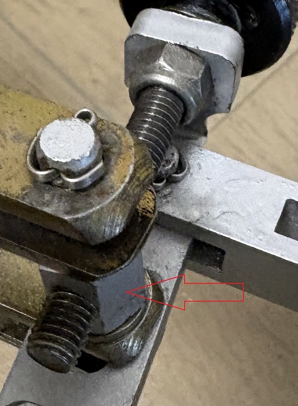 中央の金具とボルト