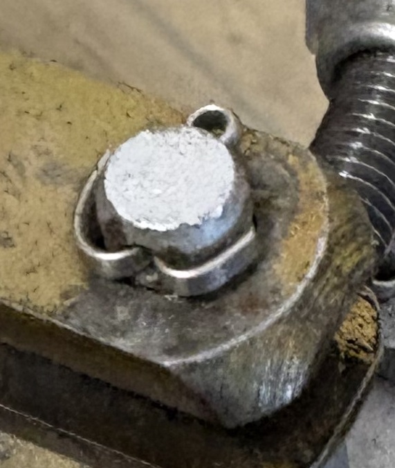 固定用の割ピンを外す